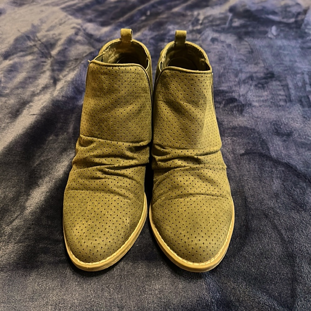 Olive green suede leather boot. Woman’s 7.5
